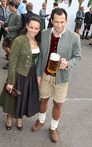 Sportdirektor Hasan Salihamidzic kam mit seienr Frau Esther Copado (Foto: Martin Schmitz)